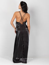 Μαύρο μακρύ νυχτικό με ανοίγματα στο πλάι και χιαστί πλάτη